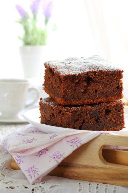 Kuru üzümlü kek çikolata ve badem bir tepsi ile iki adet