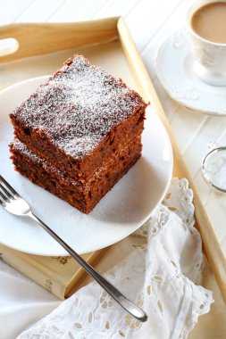 Kuru üzümlü kek çikolata ve beyaz bir pl badem ile iki adet