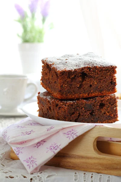 Kuru üzümlü kek çikolata ve badem bir tepsi ile iki adet