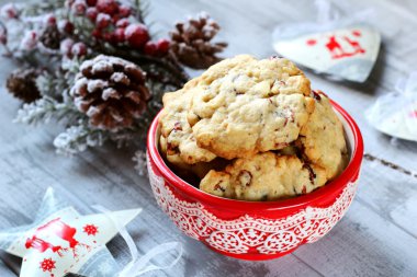 kurutulmuş cranberries ve beyaz çikolata ile ev yapımı Noel tatlılar