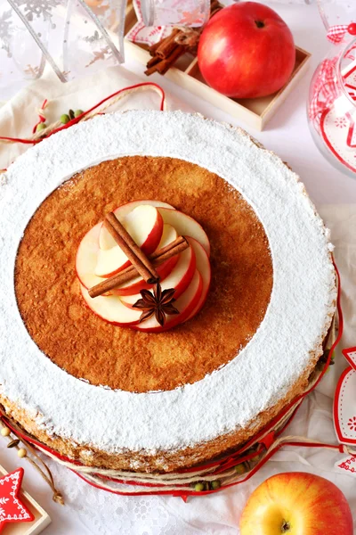 圣诞节自制苹果蛋糕与肉桂 — 图库照片