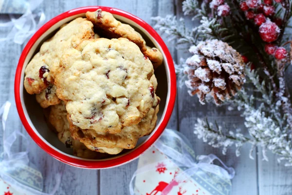 Biscoitos de Natal caseiros com cranberries secas e chocolate branco — Fotografia de Stock