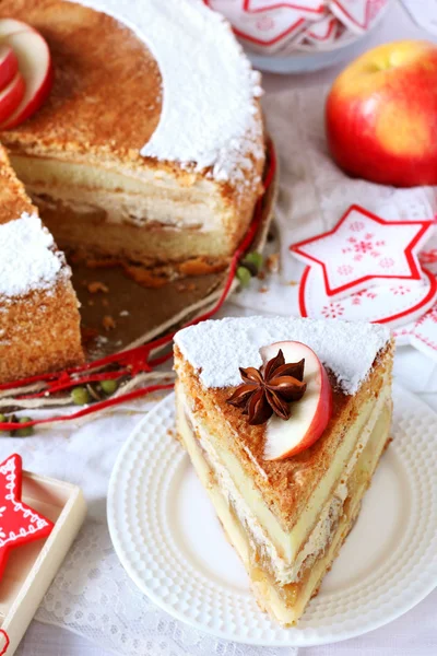 Piece of Christmas homemade apple cake with cinnamon — Stock Photo, Image