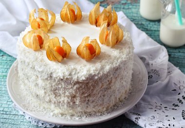 Kış kiraz ve Hindistan cevizi ile dekore edilmiş ev yapımı kek