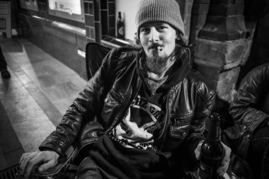 Evsiz adam oturuyor, bira içiyor, sigara içiyor..