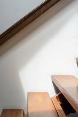 Ahşap korkuluk ve aydınlık merdiven