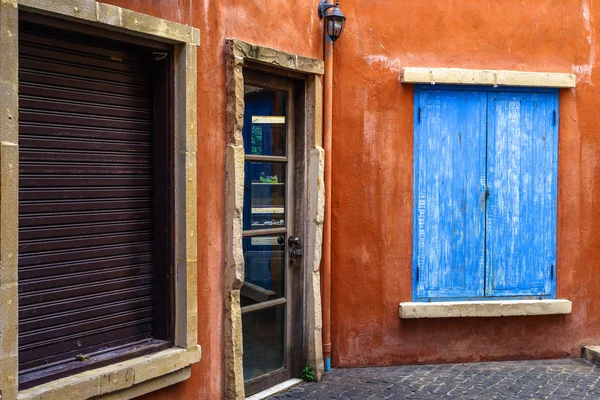 Janela azul, parede vermelha e porta de vidro — Fotografia de Stock