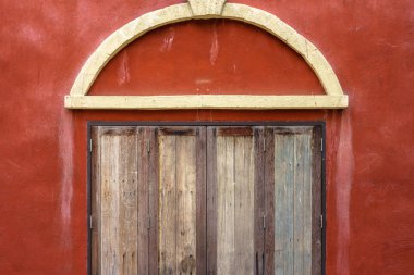 Kırmızı duvar ahşap pencereler kapalı