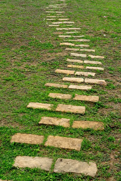 ทางเดินหินอ่อนในสนามหญ้า — ภาพถ่ายสต็อก