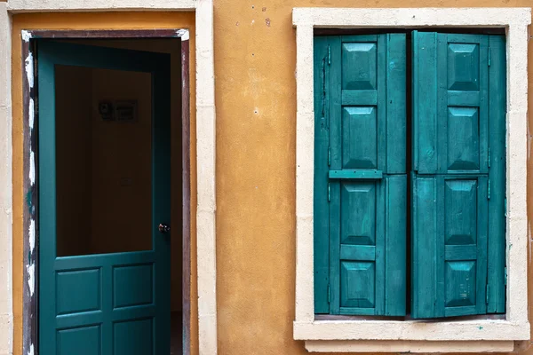 Janela de madeira verde e porta na parede amarela — Fotografia de Stock