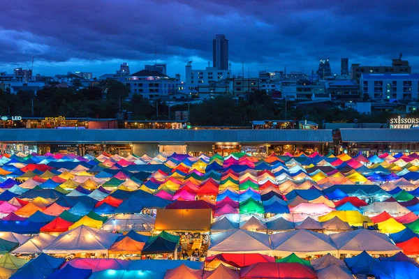 Colorato mercato notturno Ratchada di notte a Bangkok, Thailandia — Foto Stock