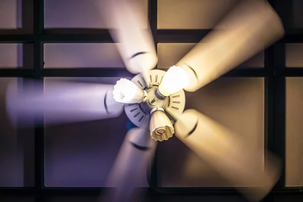 Desenfoque de movimiento del ventilador de techo giratorio con lámpara —  Fotos de Stock