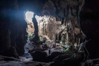 Turist Krabi, Tayland büyük kayalık mağarada grup