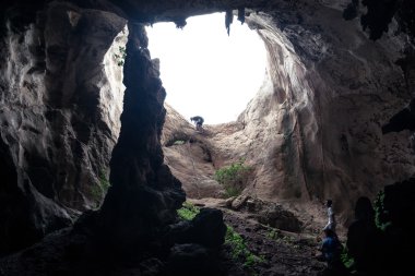 Kayalık mağarasının tavanda büyük delik yukarı tırmanma turist