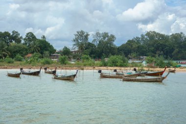 Uzun kuyruk tekne Ao Nammao iskelede Krabi, Tayland