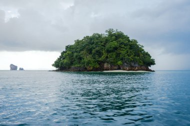 Küçük ada ve bulutlu gökyüzü yağmur sonra