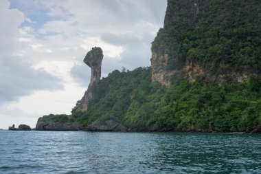 Dağ ve cliff tavuk Adası Krabi, Tayland