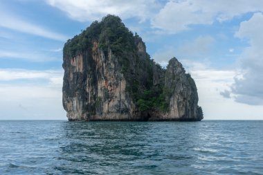 Krabi, Tayland küçük adada kayalık uçurum