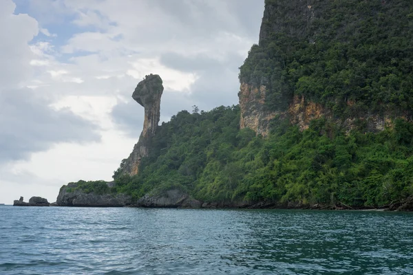 Mountain and cliff on Chicken island in Krabi, Thailand — Stock Photo, Image