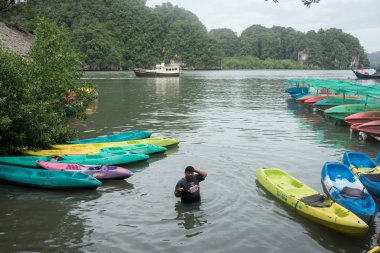 Su Thalane koyunda kayaks yakınındaki erkekte