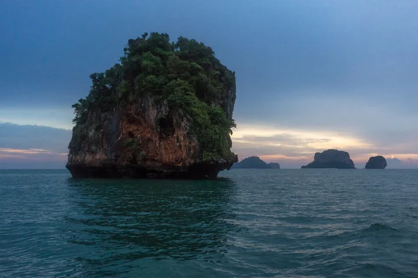 크 라비, 태국에 바위 섬에 일몰 — 스톡 사진