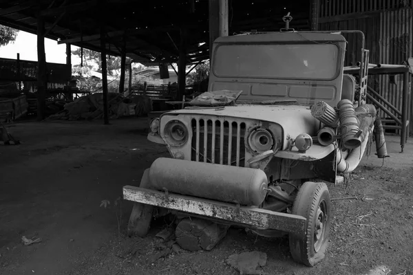 Carro abandonado coberto de poeira — Fotografia de Stock