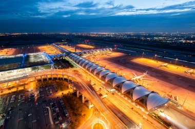 Suvarnabhumi Havaalanı Uçak ve otomobil ile gece