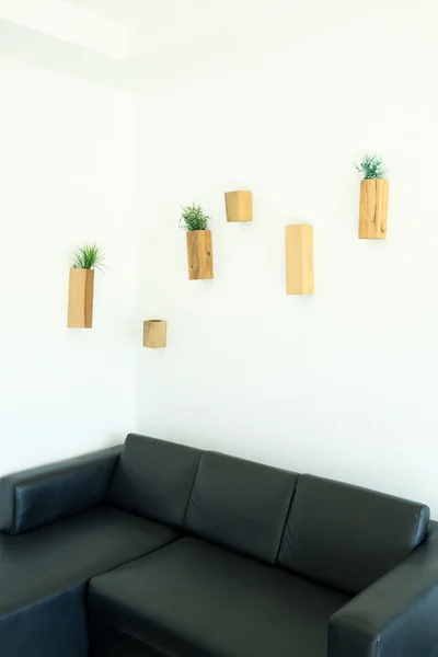 Dřevěné květináče na zdi — Stock fotografie