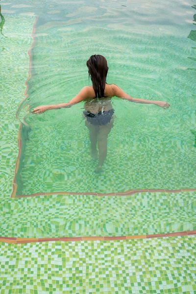 Espalda de chica asiática caminando y relajándose en la piscina — Foto de Stock