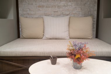 İngiliz tarzı oturma odasında masaya plastik çiçek