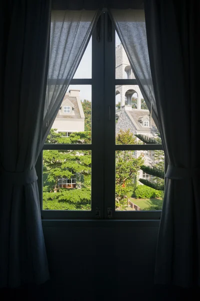 Blick aus dem Fenster auf Gebäude im britischen Stil — Stockfoto