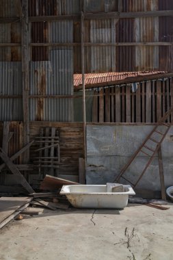 Eski terk edilmiş evde küvette