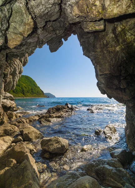Deniz ve dağlar. Yaz