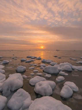 Kış deniz kıyısında