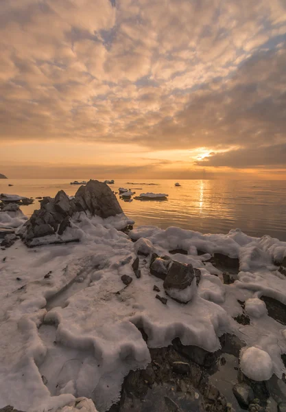 Vinter: havet och bergen — Stockfoto