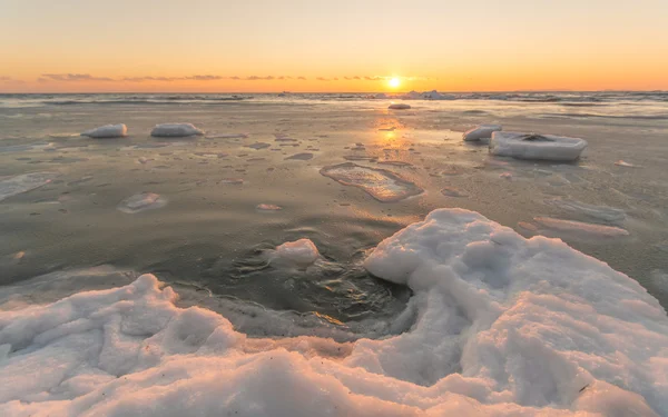 Winter: the sea and the mountains — Stock Photo, Image