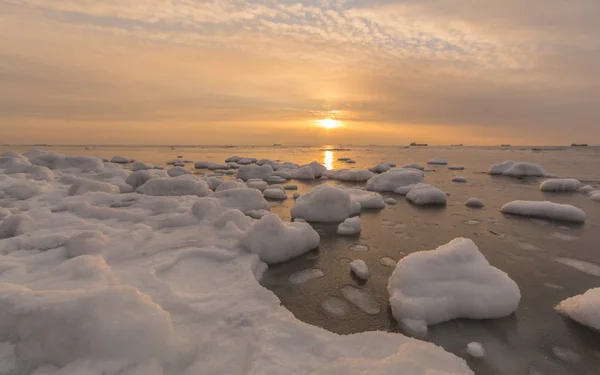 Winter: the sea and the mountains — Stock Photo, Image