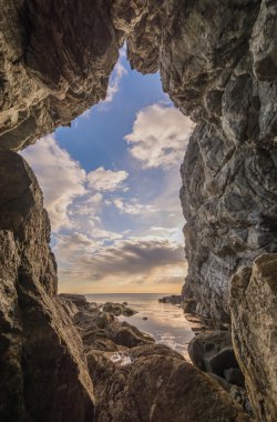 Deniz ve dağlar. Yaz