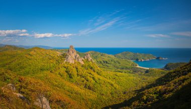 Rusya 'nın Primorsky bölgesindeki Tayga dağlarında sonbahar.