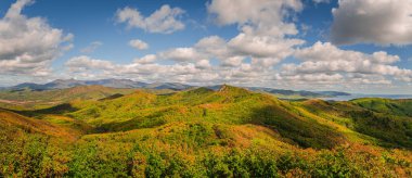 Rusya 'nın Primorsky bölgesindeki Tayga dağlarında sonbahar.