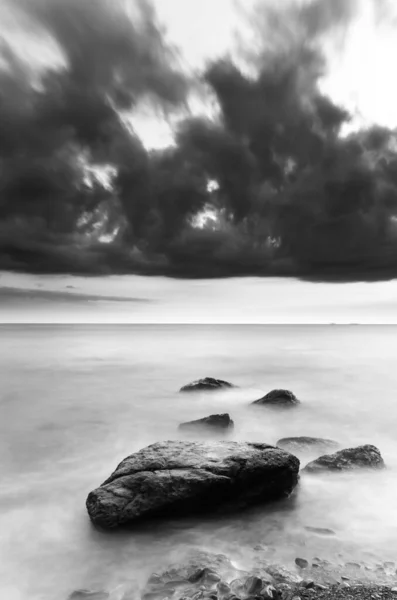 Foto Blanco Negro Rocas Agua Mar Larga Exposición —  Fotos de Stock