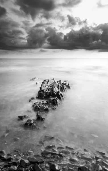 Довготривала Експозиція Чорно Білого Фото Каменів Морської Води — стокове фото