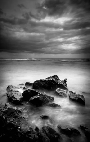 Schwarz Weiß Foto Von Felsen Meer Auf Langzeitbelichtung — Stockfoto