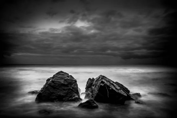 Langzeitbelichtung Schwarz Weiß Foto Von Felsen Und Meer — Stockfoto