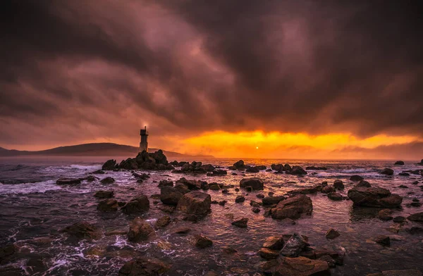 Pôr Sol Escuro Sobre Farol Num Mar Tempestuoso — Fotografia de Stock