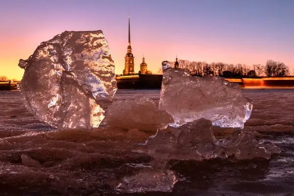 Χειμωνιάτικο ήλιο πάνω από τον πάγο του ποταμού Νέβα, Πετρούπολη — Φωτογραφία Αρχείου