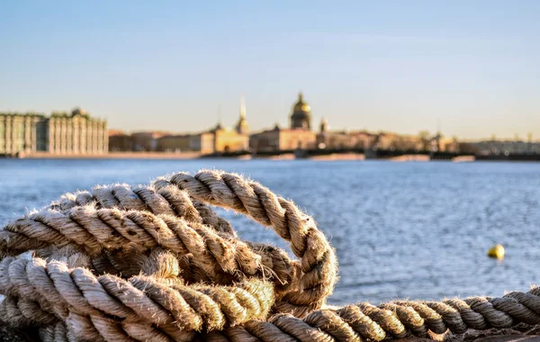 サンクトペテルブルクのネヴァ川の堤防 — ストック写真