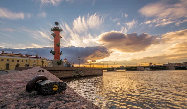 Arrow of Vasilevsky island, Rostral columns — Stock Photo, Image