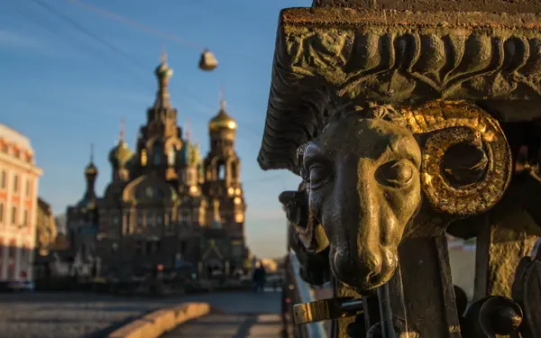 W pobliżu mostu Zbawiciela na krwi, St. Petersburg — Zdjęcie stockowe
