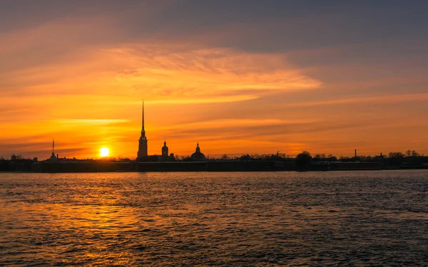 Puesta de sol sobre la fortaleza de Pedro y Pablo, San Petersburgo —  Fotos de Stock